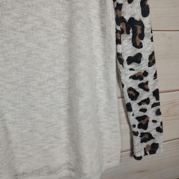 Luna Chic USA Sweater Woman’s Cream Lightweight Knit Leopard Long Sleeves - Picture 2 of 7
